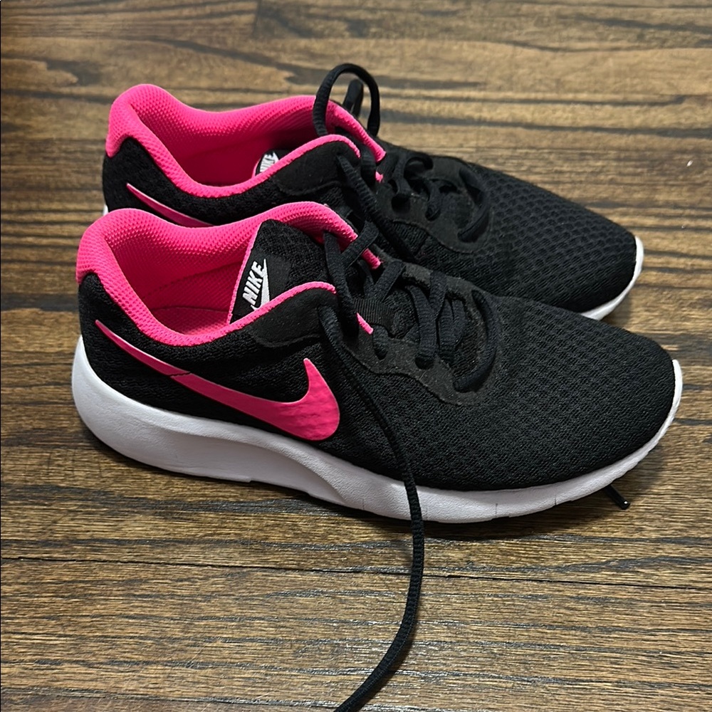 Nike Women's Black and Pink Sneakers